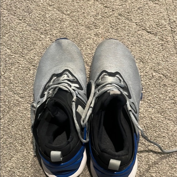 Nike Gray and Black Athletic Shoes with Cushioned Midsole - Picture 5 of 8